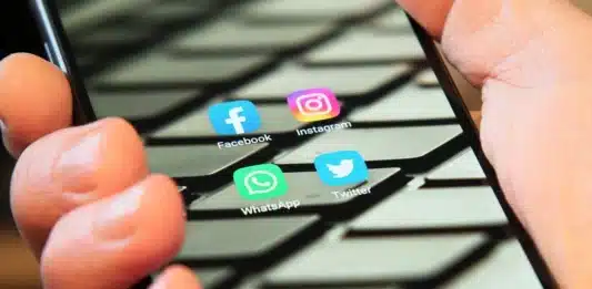 Телефон, социални мрежи