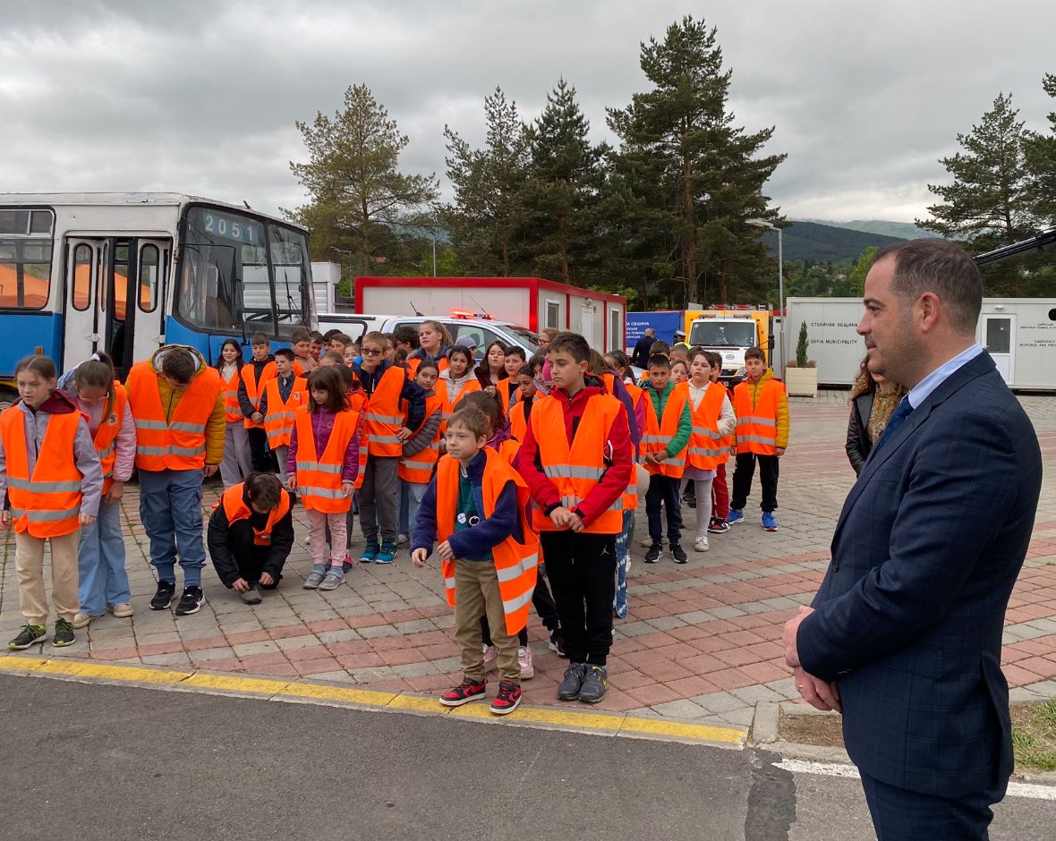 На обучителен полигон в района на Панчарево министърът на вътрешните