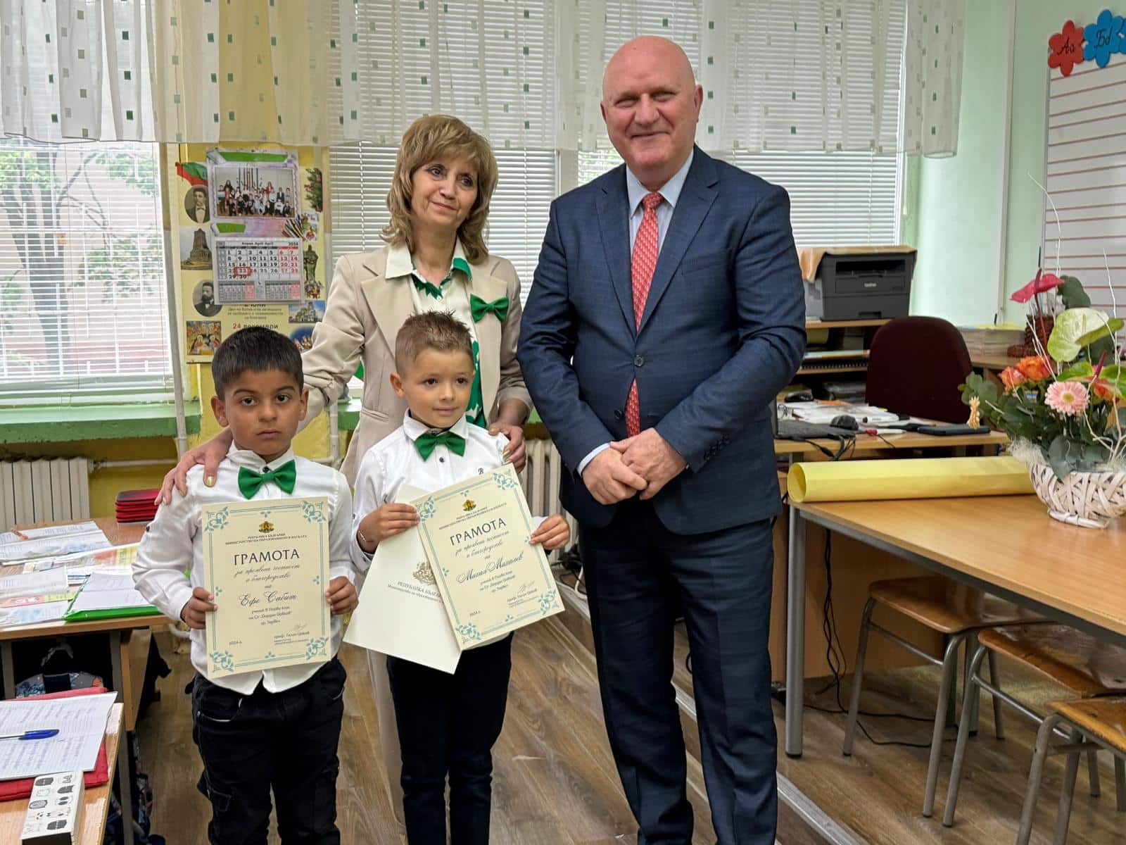 Просветният министър проф Галин Цоков награди двамата първокласници Михал Михалев