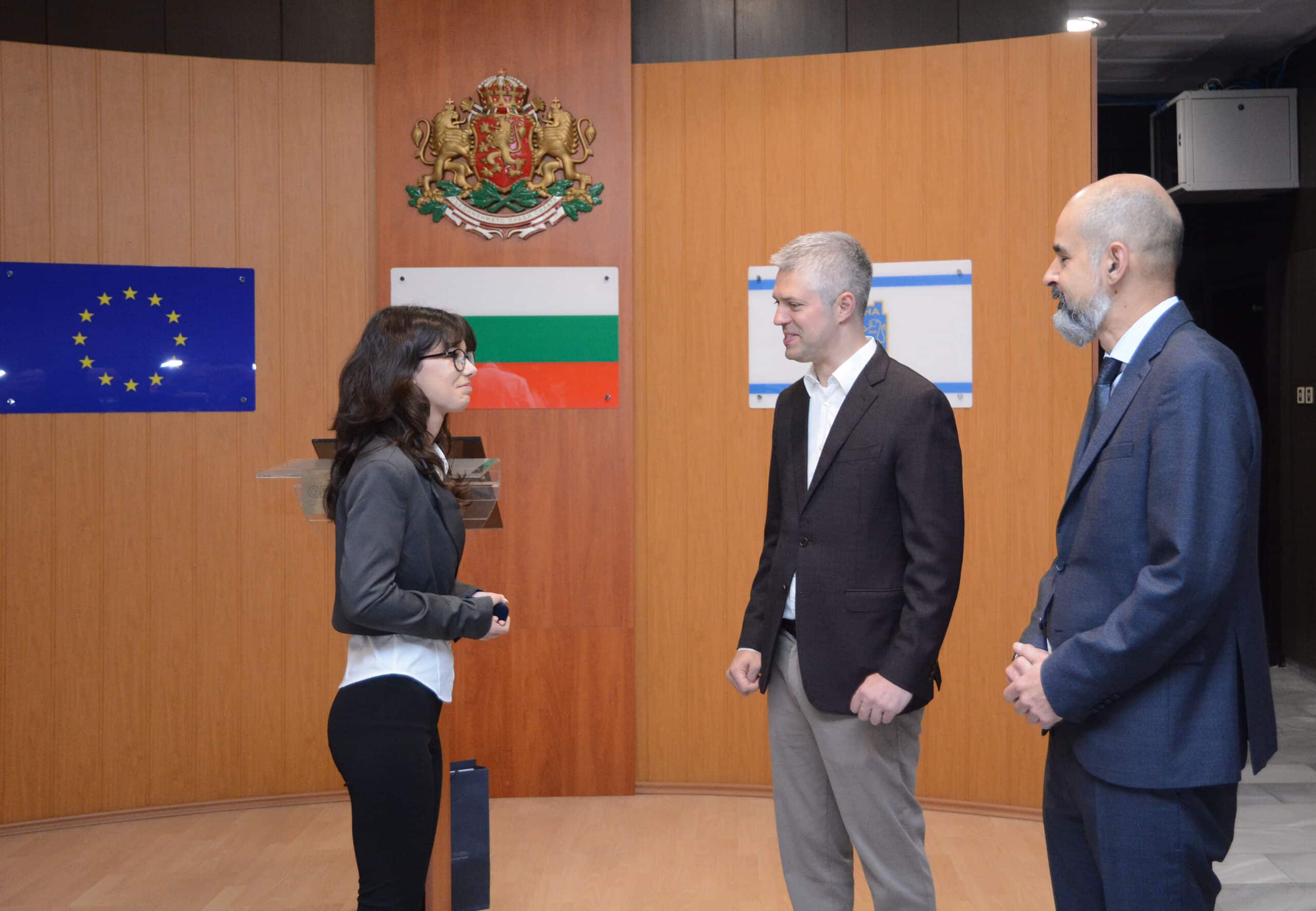 Кметът Благомир Коцев награди двама изявени варненски ученици – Нора