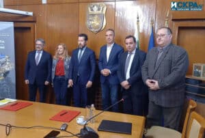 Обща снимка на представителите на Община Бургас и рафинерията