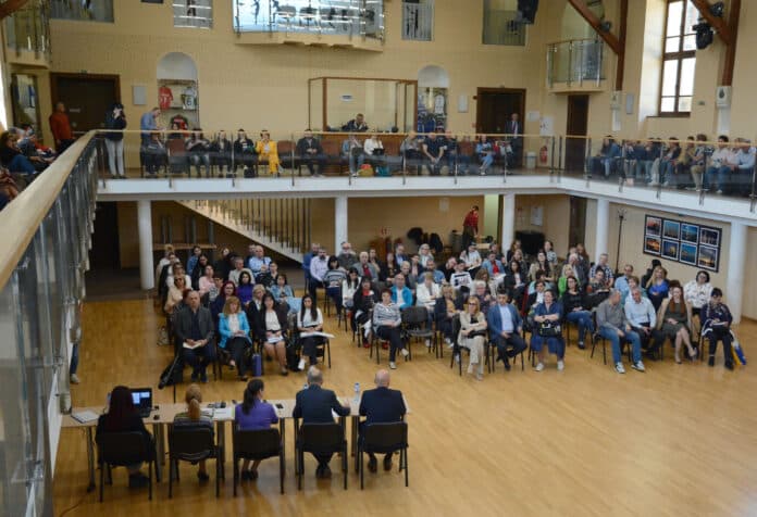 Обществено обсъждане