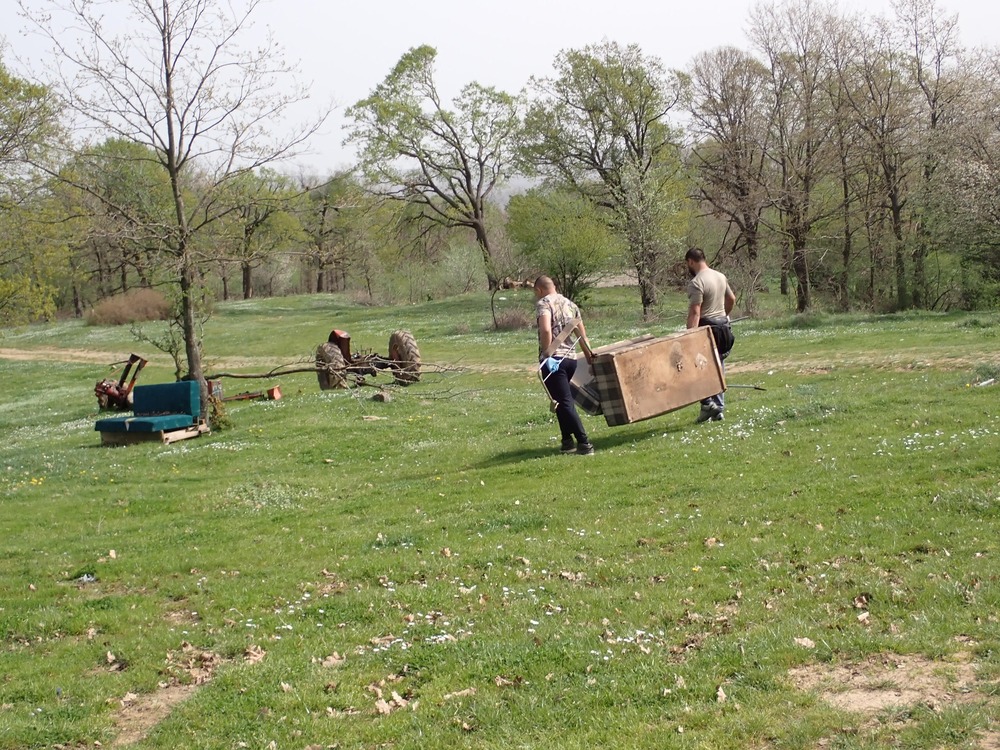 Сто чувала с отпадъци два дивана и стара техника захвърлени