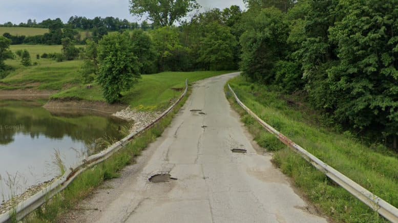 Камиони разбиват единствения път до село Идилево По този повод
