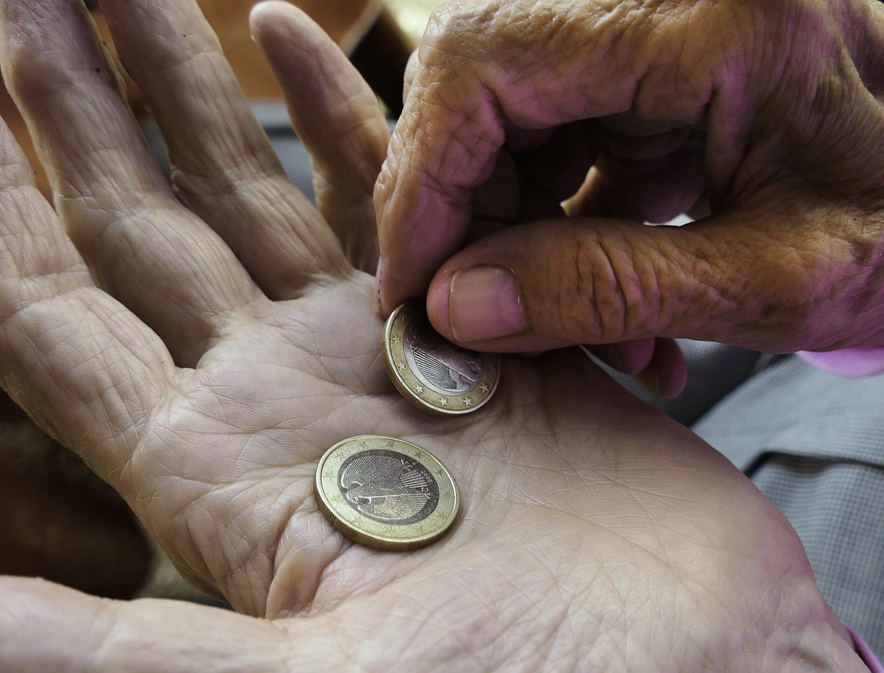 Над половин милион пенсионери в България ще получат по 100