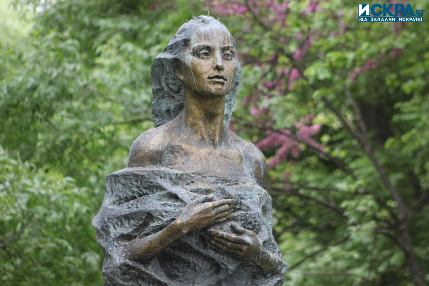 Бургаски ученици почетоха със стихове паметта на незабравимата Петя Дубарова