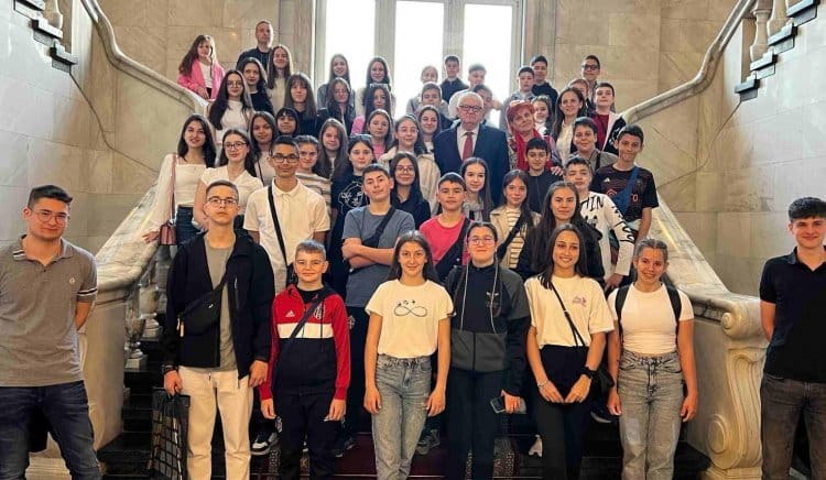 Ученици от СУ Христо Ботев“ в Айтос посетиха Народното събрание