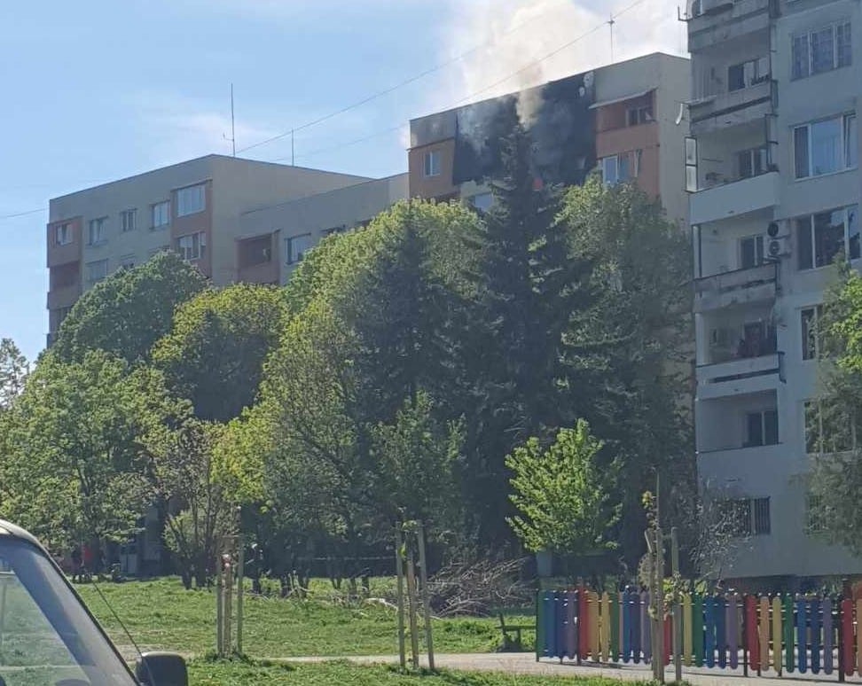 Пожар гори в блок 317 в столичния кв Люлин съобщиха