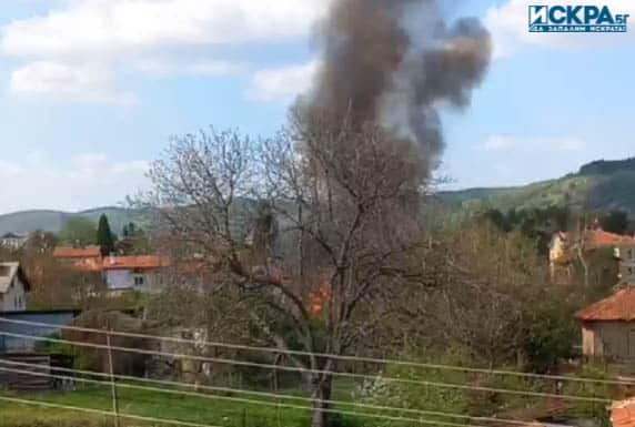 Голям пожар гори в плевня в Долна Баня съобщиха читатели
