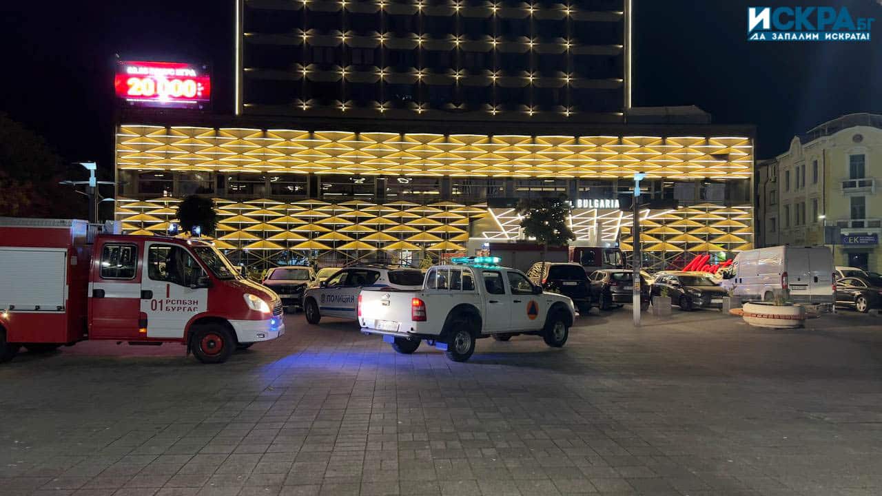 Екипи от два противопожарни автомобила са гасили пожар в хотел
