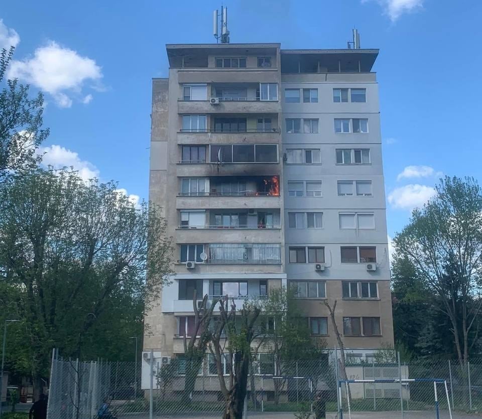 Няма пострадали при пожара в жилищен блок в Плевен съобщиха