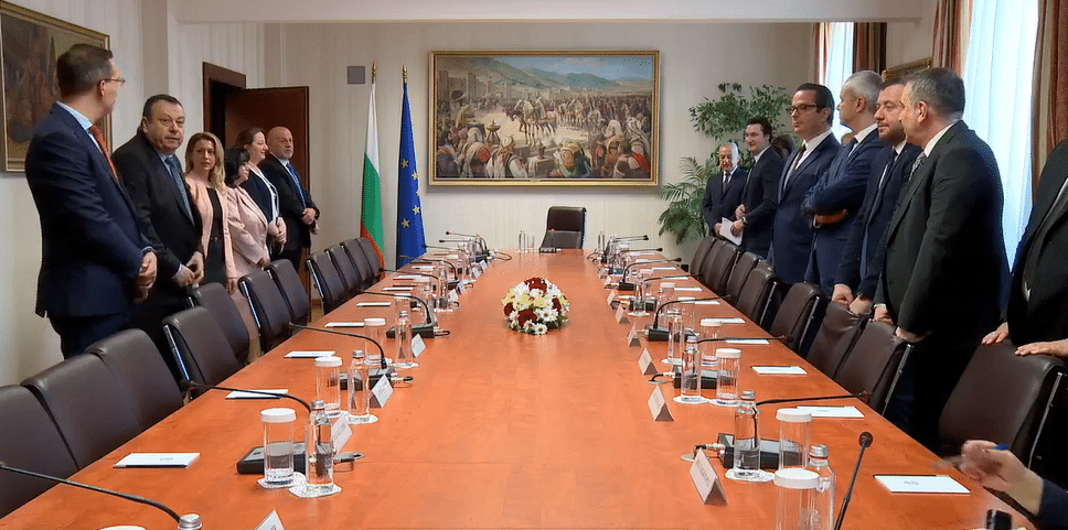 Представители на партии
Кандидатът за служебен премиер Димитър Главчев пристигна на