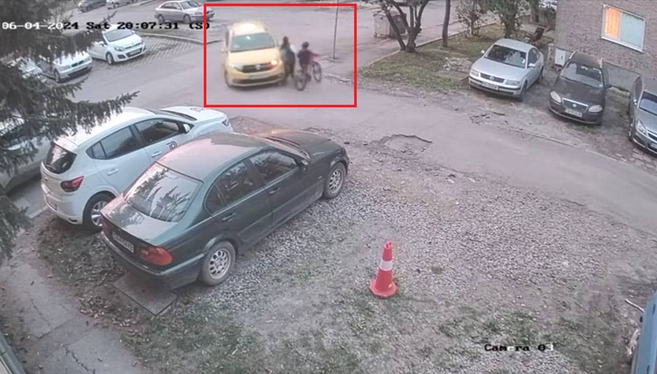 Произшествие Снимка Скрийншот от видео
Шофьор на жълт автомобил най вероятно такси  е