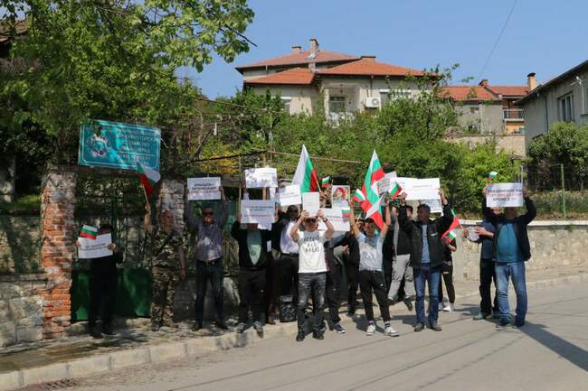 Представители на фирми които изпълняват дейностите на горите излязоха на