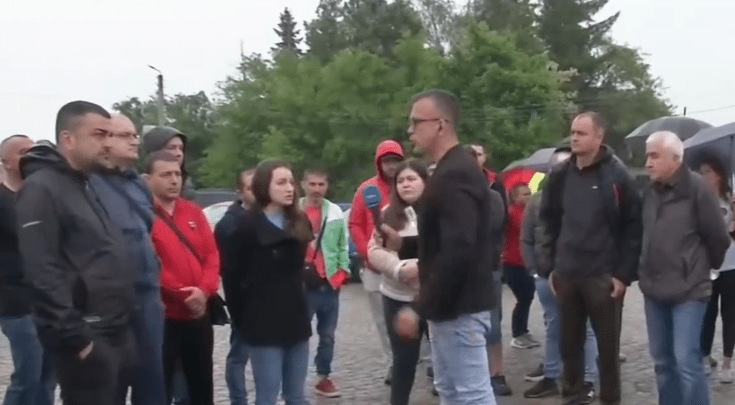 Жители на Луковит излязоха на протест заради неприятни миризми в