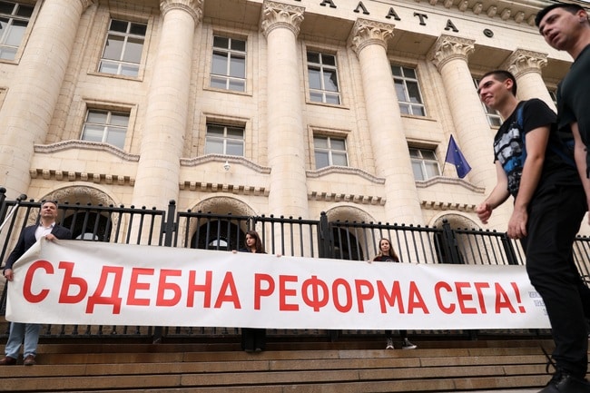 Протестиращи се събраха пред Съдебната палата в София Недоволството е
