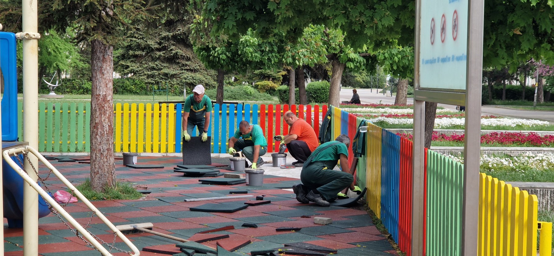 Общинското предприятие Флора извършва ремонт на детската площадка в близост