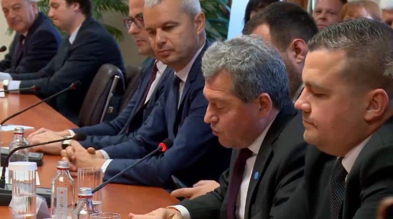 Депутатите от партията Има такъв народ ИТН продължават активно да