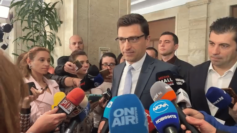 Венко Сабрутев и Кирил Петков Снимка Скрийншот от видео
Венко Сабрутев