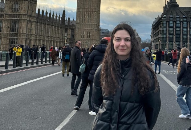Студентката Виктория Петрова моли за подкрепа за да продължи образованието си
