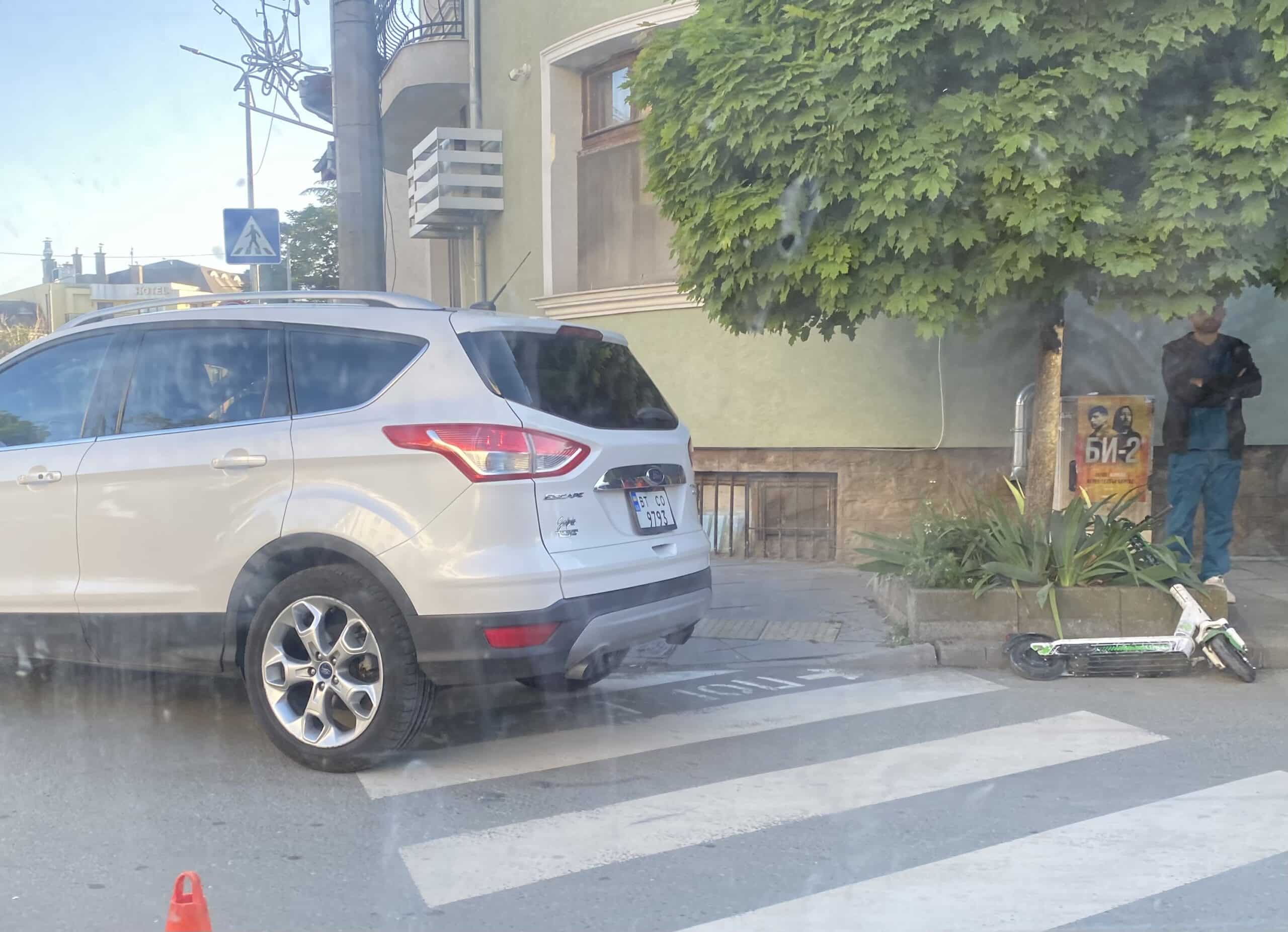 Украински джип Форд е блъснал водач на електрическа тротинетка съобщи