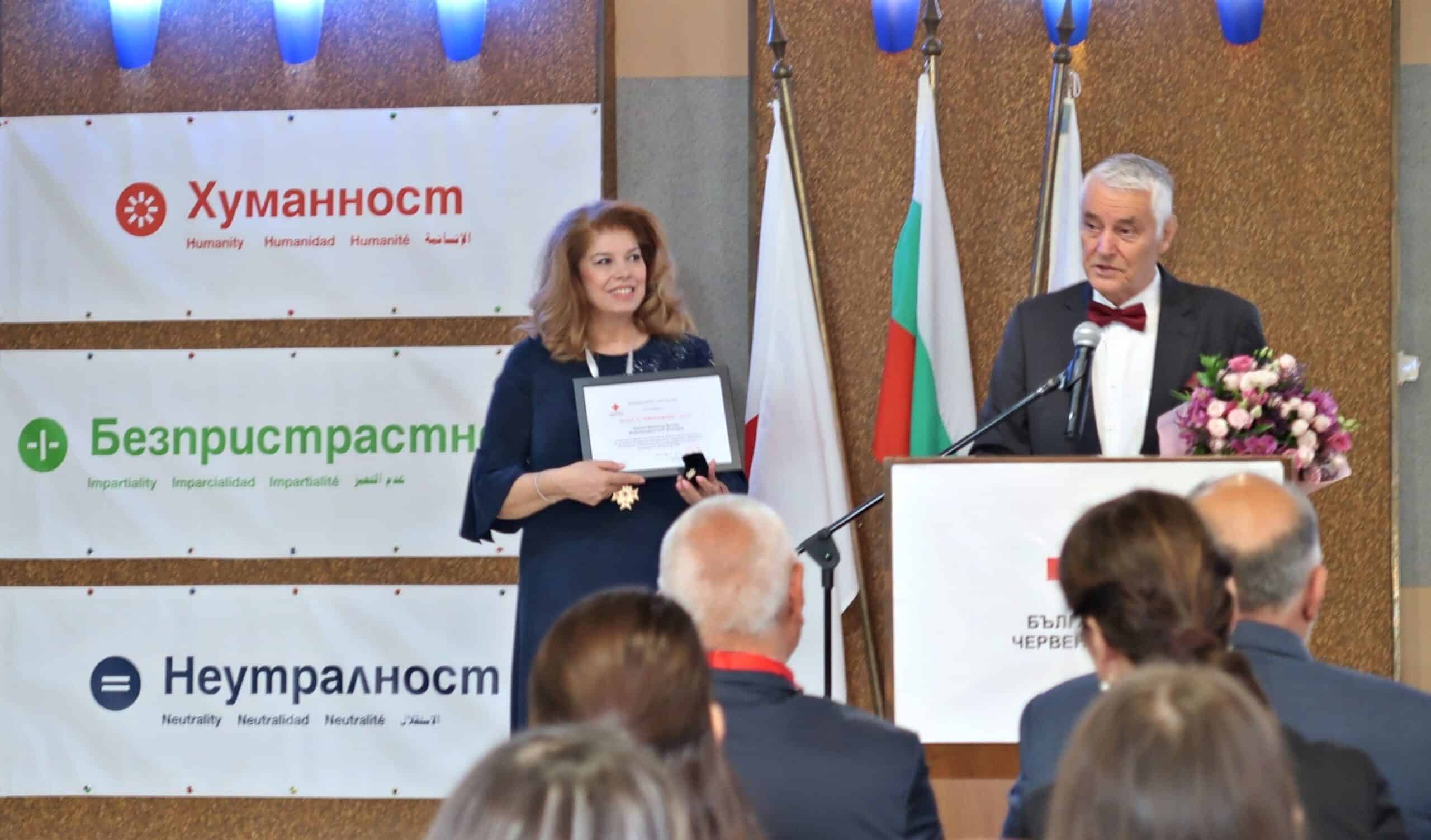 Българският червен кръст удостои вицепрезидента Илияна Йотова със Златен медал