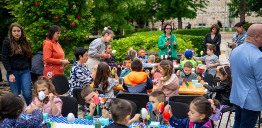 Боядисване на великденски яйца