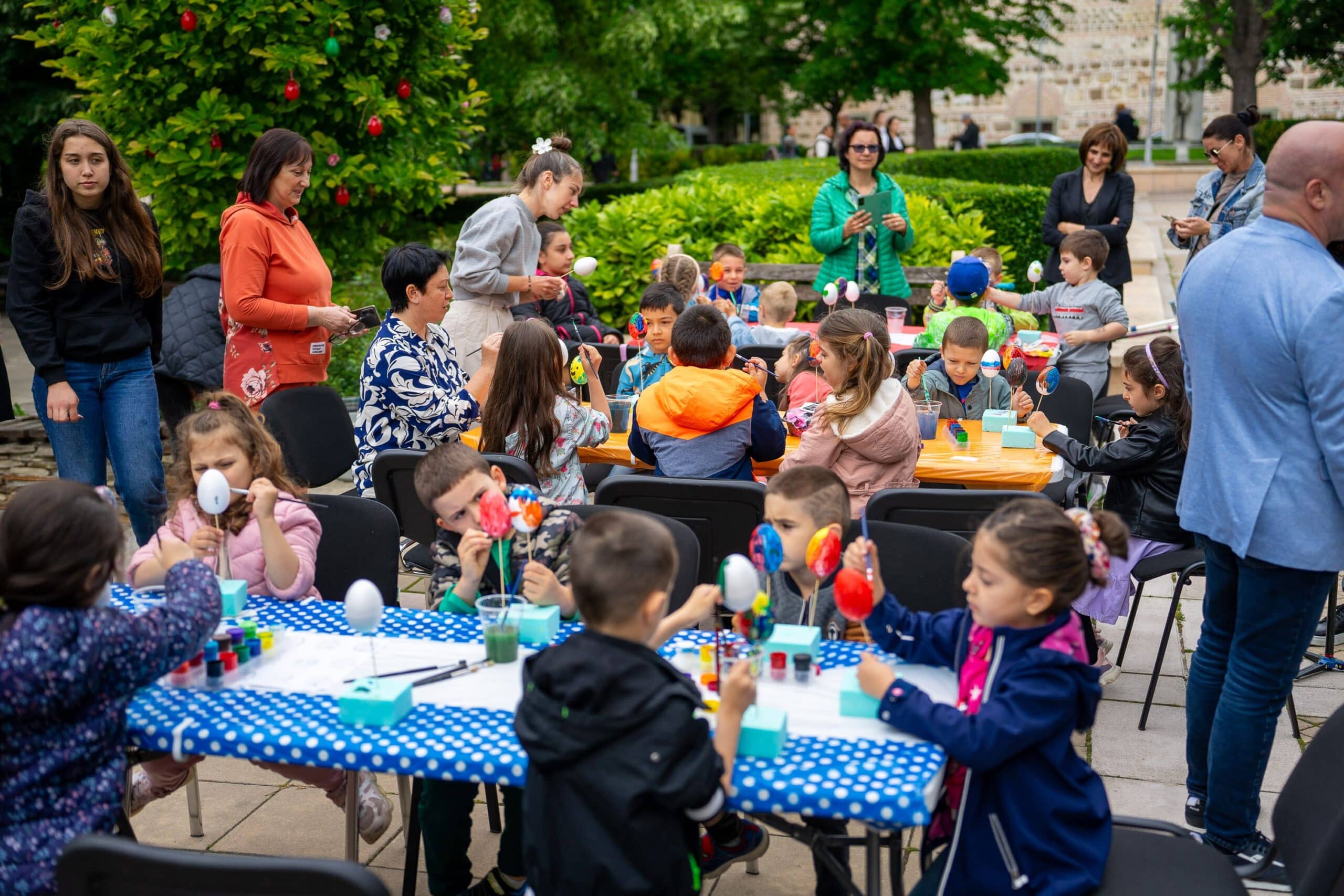 На Велики четвъртък децата боядисваха великденски яйца на площад Освобождение