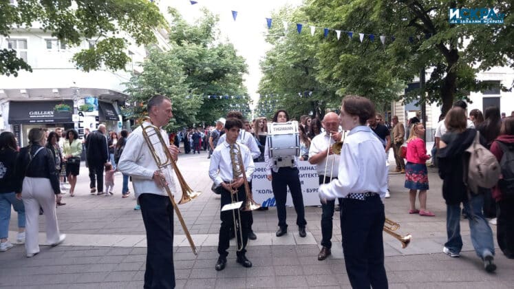 Празничното шествие в Бургас