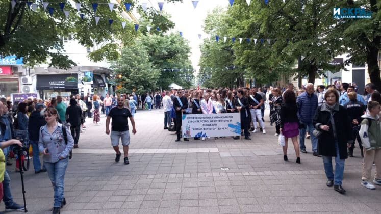 Празничното шествие в Бургас