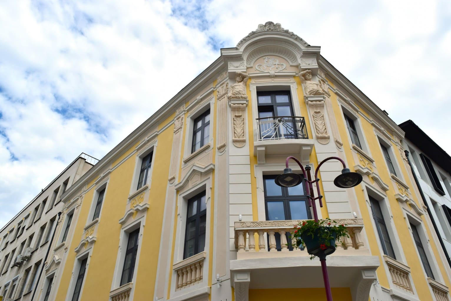 След мащабна реставрация триетажната сграда на ул Граф Игнатиев №5