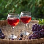 Чаши с вино, виното