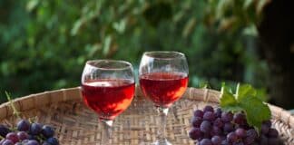 Чаши с вино, виното