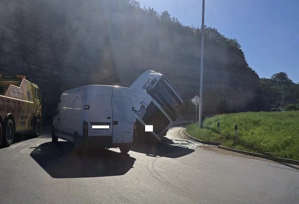 Тежкотоварен автомобил е катастрофирал край Бяла От Агенция Пътна инфраструктура съобщиха