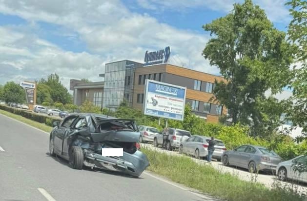 Катастрофа затруднява движението по Карловско шосе в посока Труд съобщиха