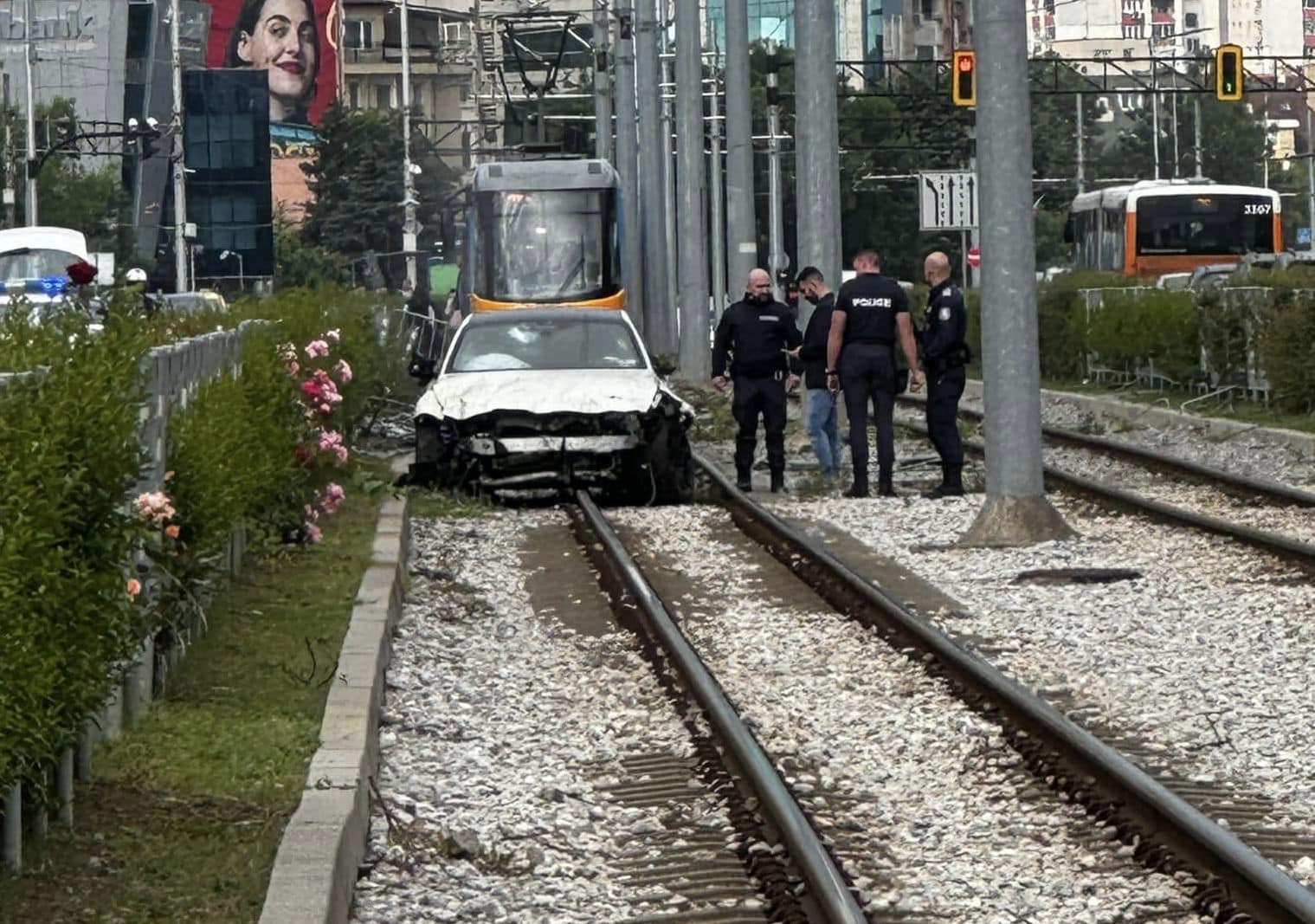 Катастрофата Снимка Viktor Milenkov Facebook
Кола е навлязла на трамвайните релси