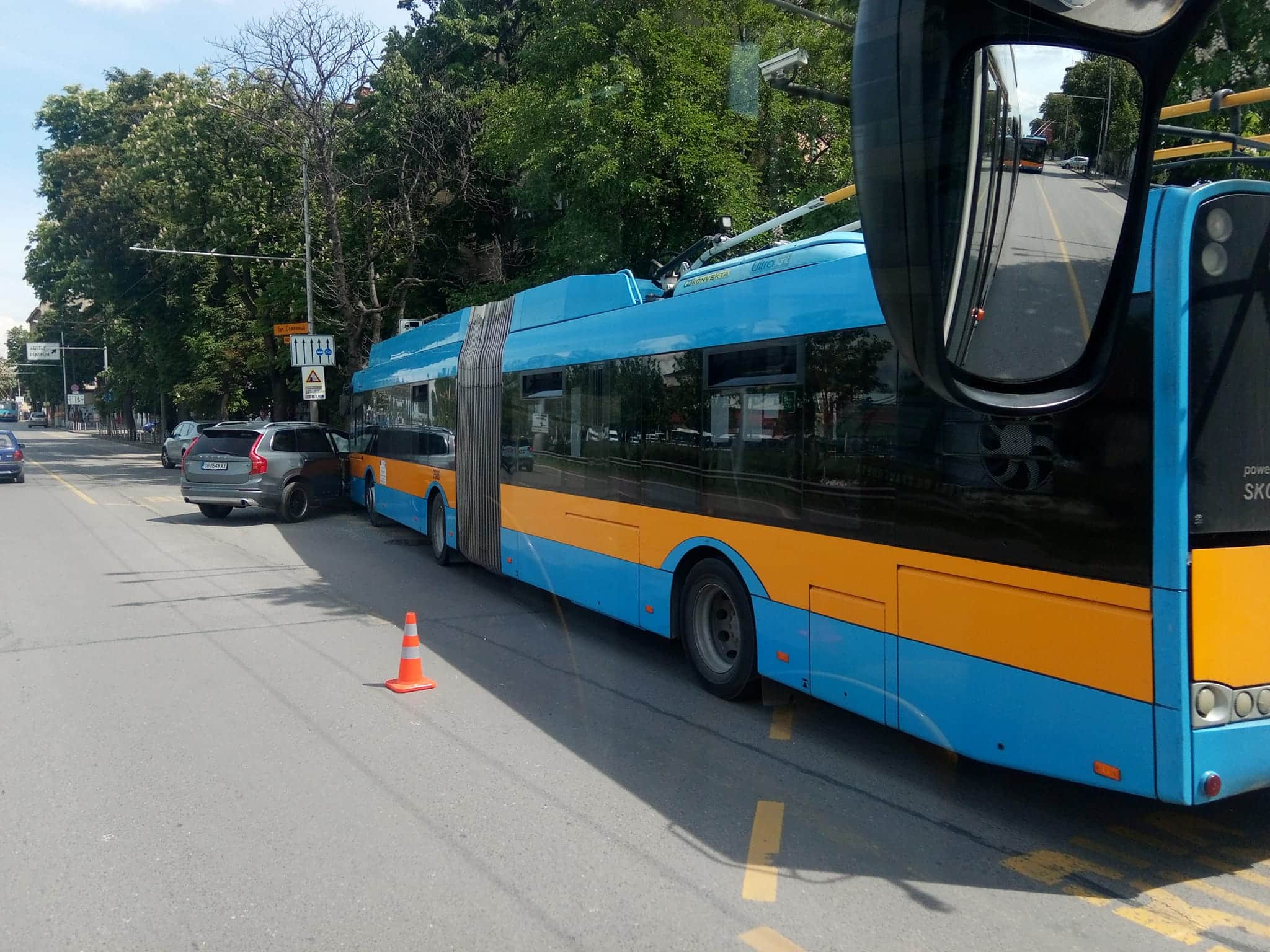 Жена е ранена при зрелищна катастрофа между лек автомобил и