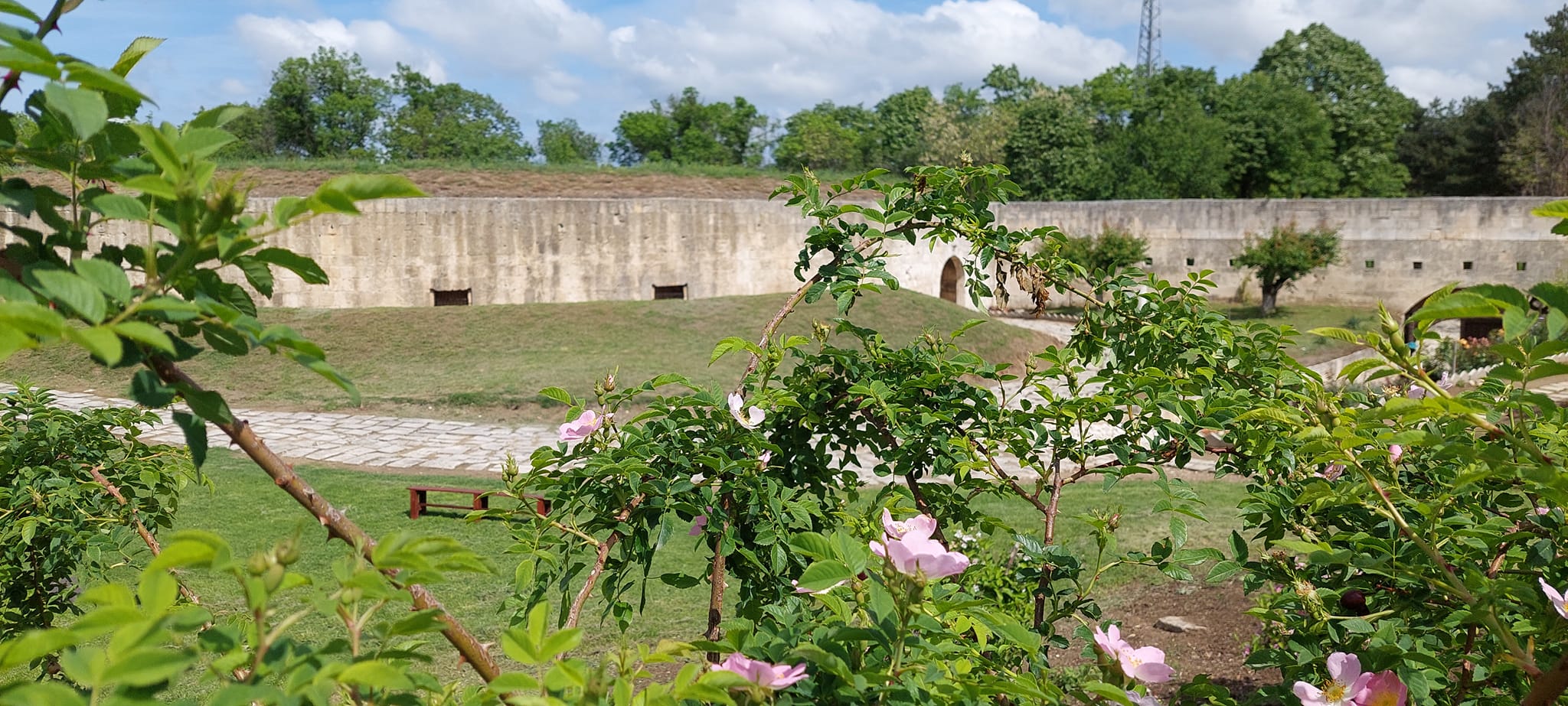 На един от най красивите хълмове край Силистра се издига един