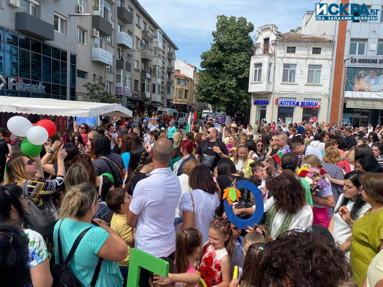 Дете участвало в празничното шествие за 24 май в Бургас