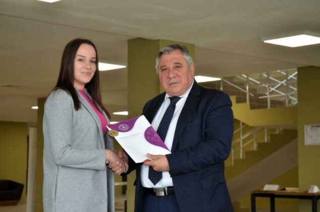 Студенти от Стопанския факултет