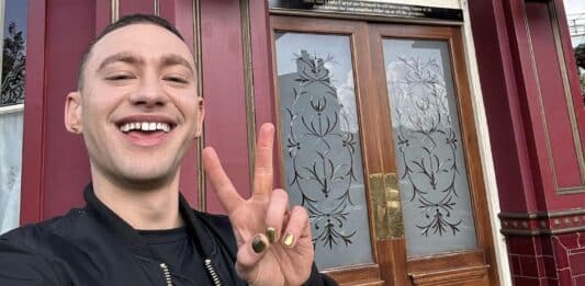 Оли Александър