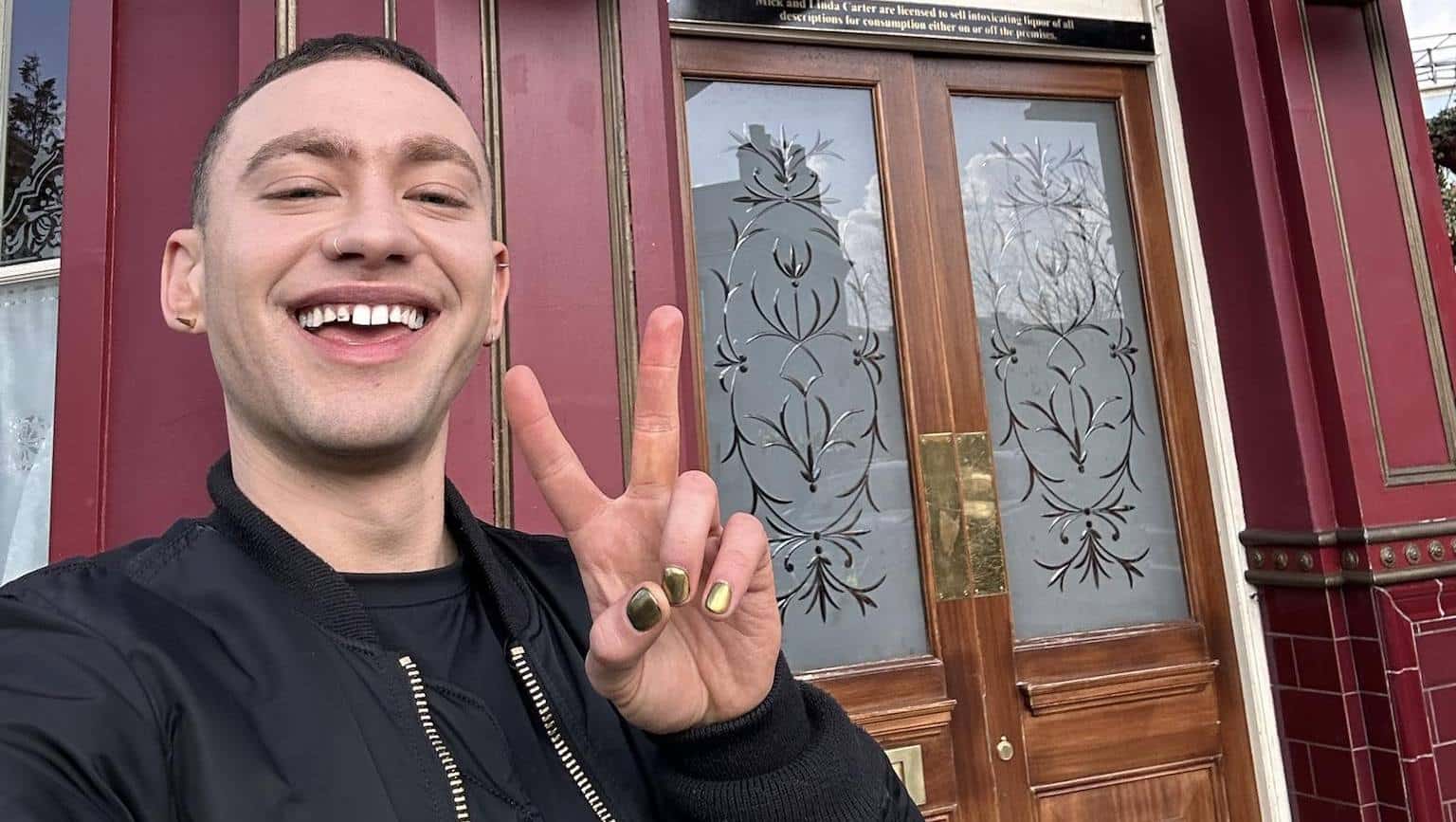 Оли Александър се подготвя за конкурса Евровизия като счупи рекорд