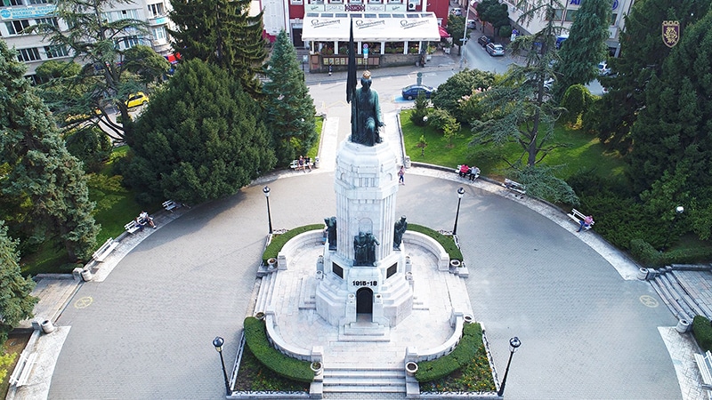 Служители на полицейското управление във Велико Търново задържаха младеж паркирал