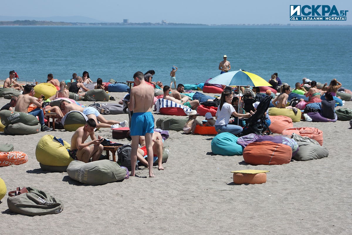 Високите температури напълниха днес плажа в Бургас въпреки работния петък