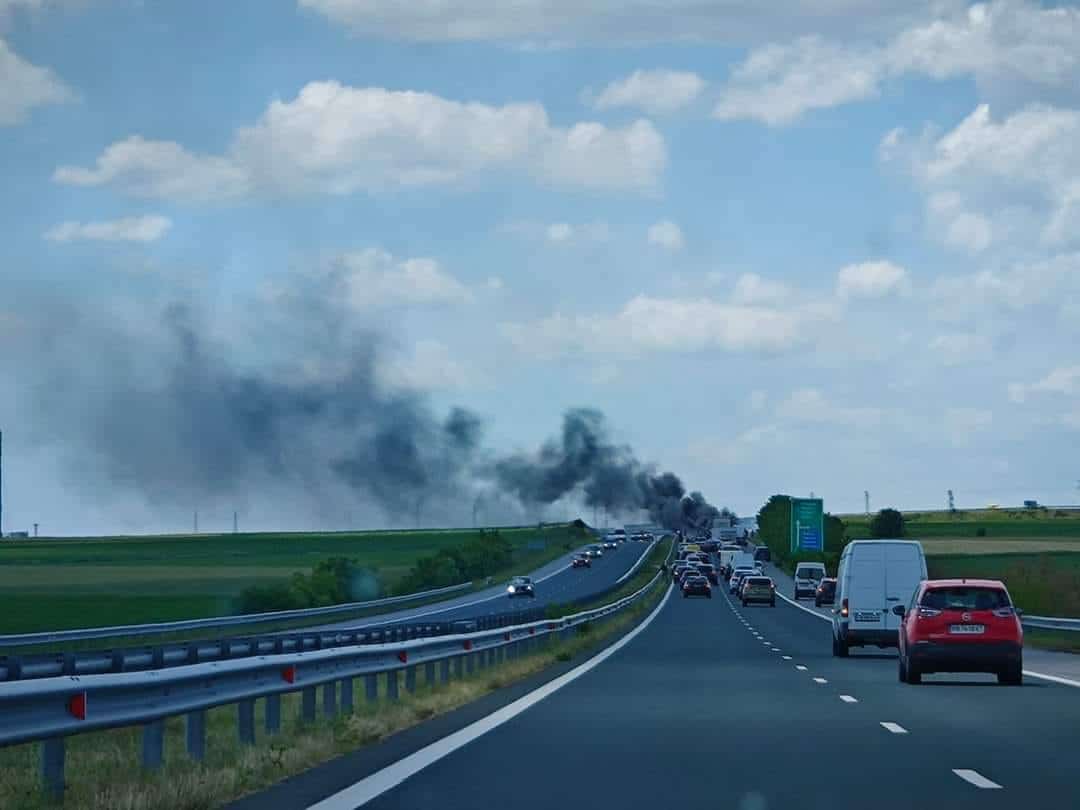 Автомобил се е запалил и е изгорял напълно в аварийната