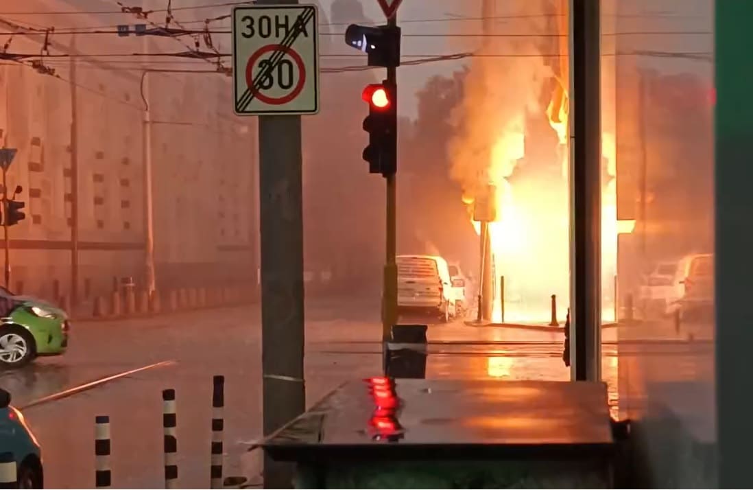 Стълб и сграда в близост до Централните хали в София