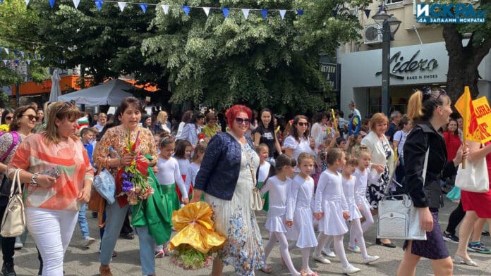 Празнично шествие за 24 май в Бургас