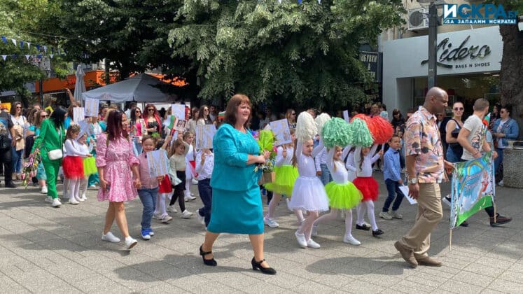 Празнично шествие за 24 май в Бургас