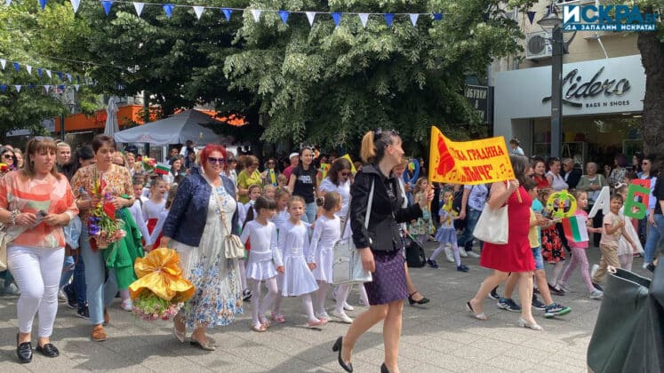 Празнично шествие за 24 май в Бургас