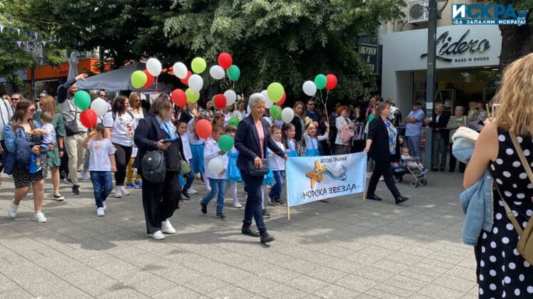 Празнично шествие за 24 май в Бургас